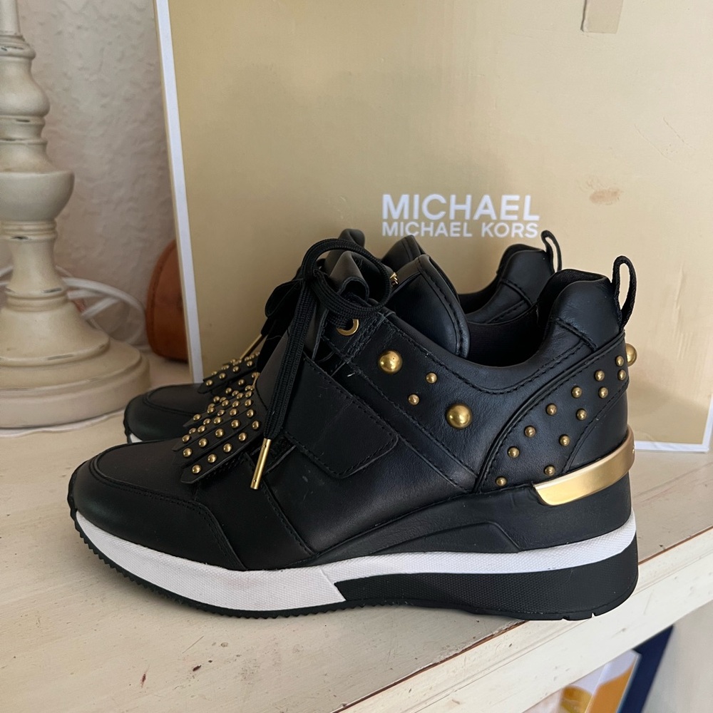 Michael Kors Georgie Kiltie Trainer Leather Gold Stud Wedge Sneaker 6.0 - Picture 3 of 7